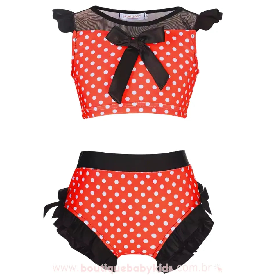 Conjunto de biquíni infantil vermelho minnie mouse com estampa de poás brancos, babados pretos e laço no busto.