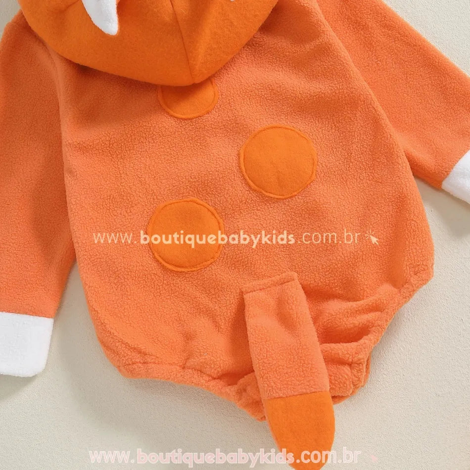 Parte de trás do body laranja de bebê com aplique de bolinhas e cauda temática, representando a personagem Bingo.