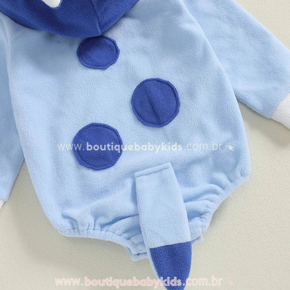 Parte traseira do body azul com cauda temática e aplicação de bolinhas.