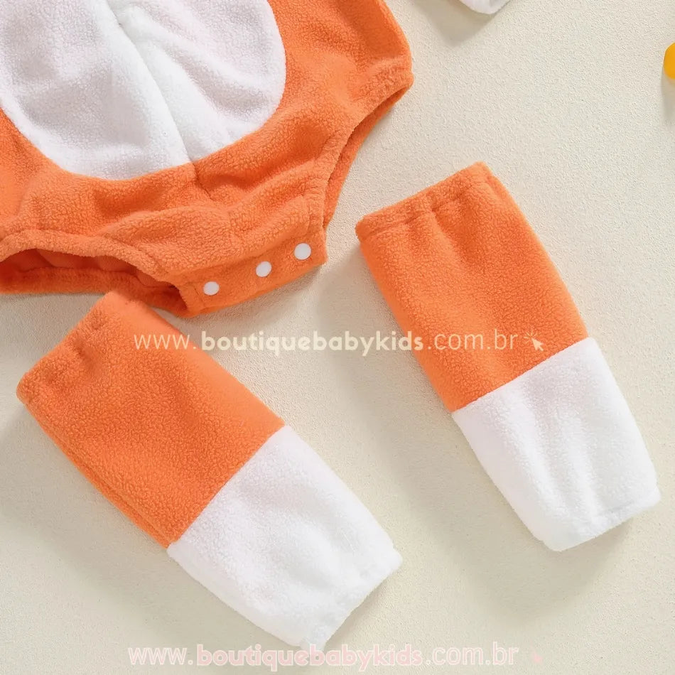 Detalhe da parte inferior do body com botões de pressão e pernitos removíveis laranja e branco.