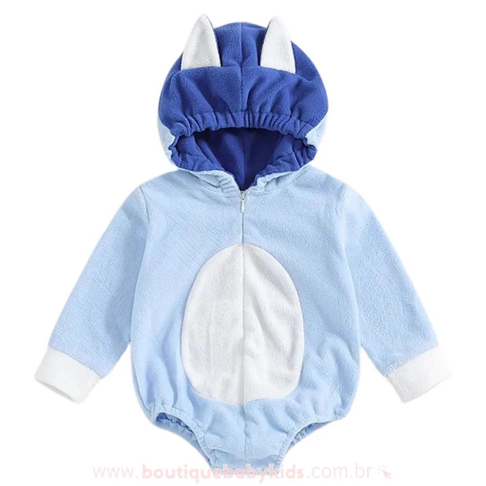 Body bebê  fantasia bluey azul claro com capuz e detalhe branco na barriga.
