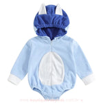 Body bebê  fantasia bluey azul claro com capuz e detalhe branco na barriga.