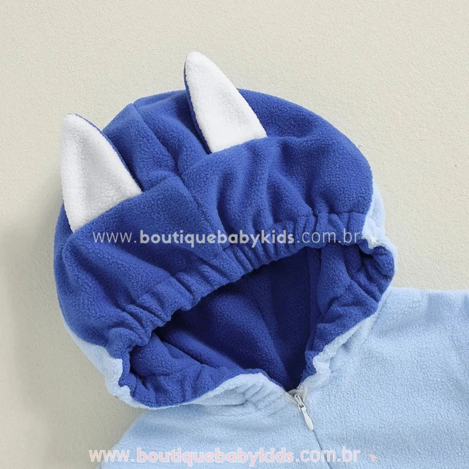 Capuz azul escuro com orelhinhas brancas em pelúcia no estilo Bluey.