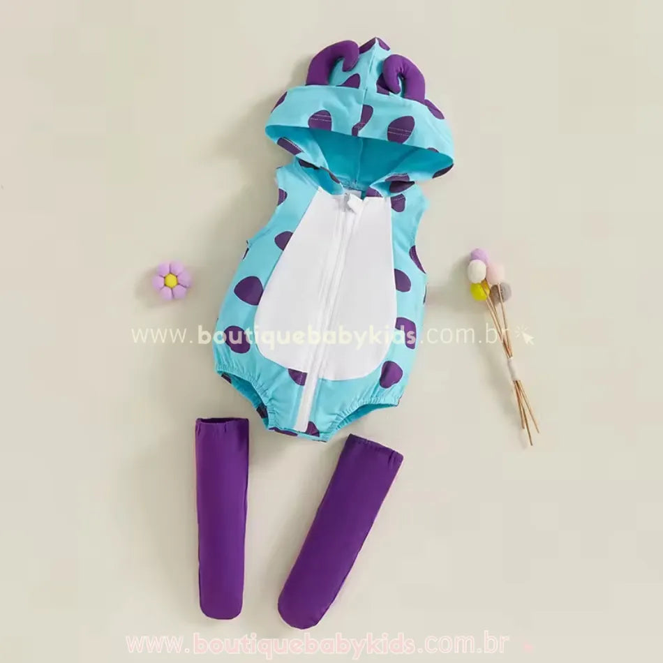 Conjunto completo do body bebê fantasia Monstrinho Sulley, incluindo meias roxas e capuz com chifrinhos, disposto em um fundo neutro.