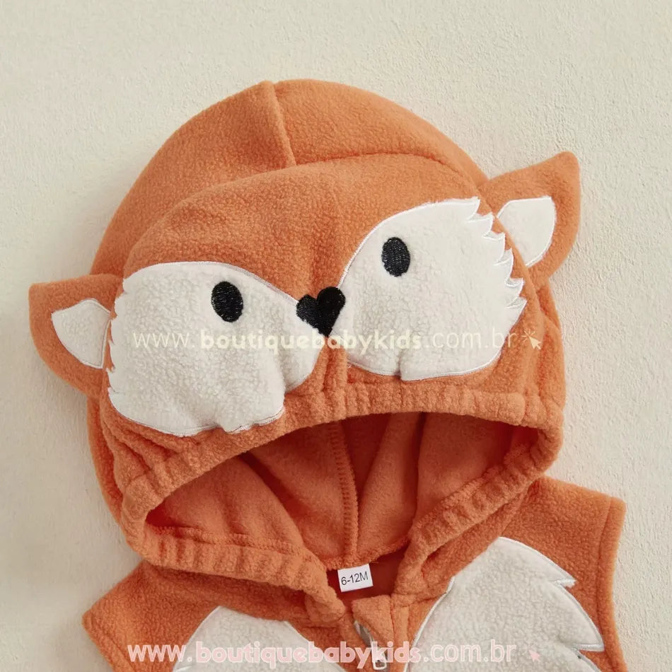 Capuz temático do body bebê com rosto de raposa bordado, orelhinhas e olhos em tecido peluciado branco.