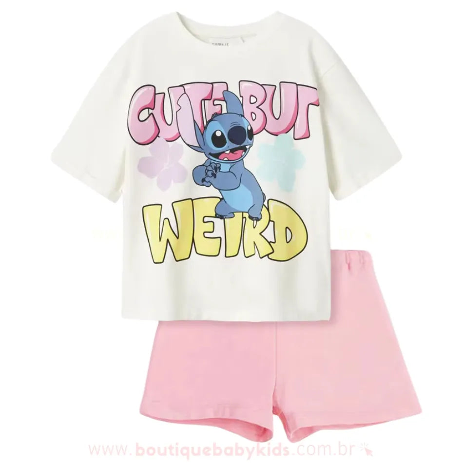 Conjunto infantil com camiseta branca estampada com o personagem Stitch e a frase "Cute But Weird" em letras coloridas, acompanhado de short rosa claro – roupa temática divertida para crianças, disponível na Boutique Baby Kids.