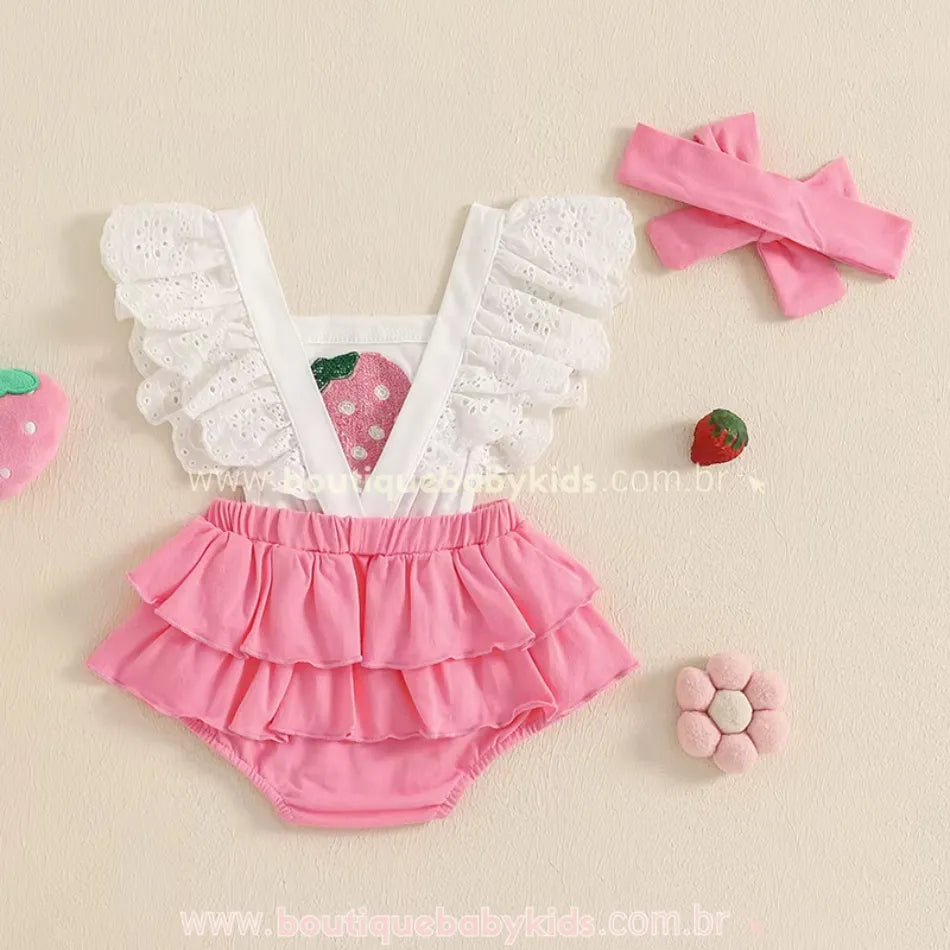 Verso do romper bebê bordado moranguinho na cor rosa, destacando as alças cruzadas e as camadas de babados na parte inferior para um acabamento delicado e volumoso.
