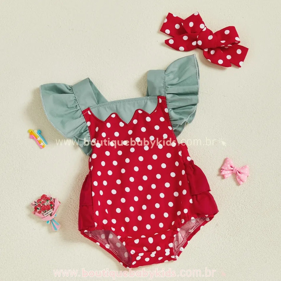 Frente do romper moranguinho vermelho com bolinhas brancas, mangas verdes em babado e faixa combinando