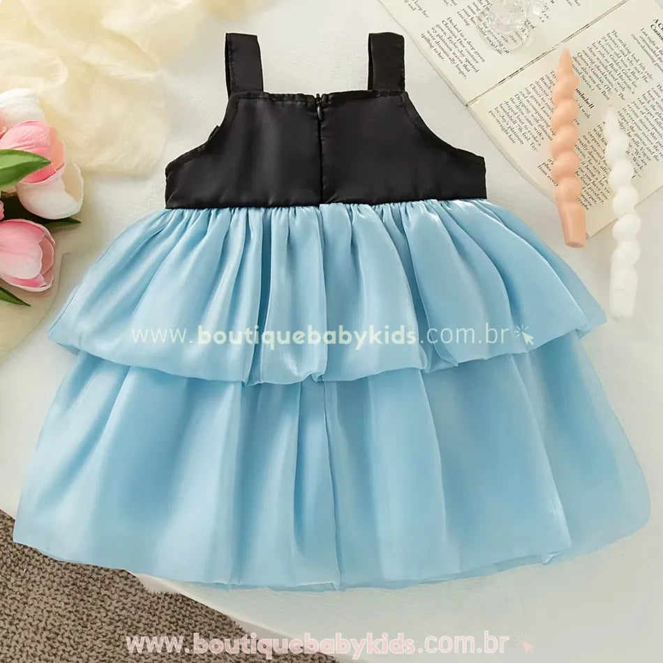 Vestido infantil azul com alças largas e saia em camadas de tule, parte de trás com zíper.