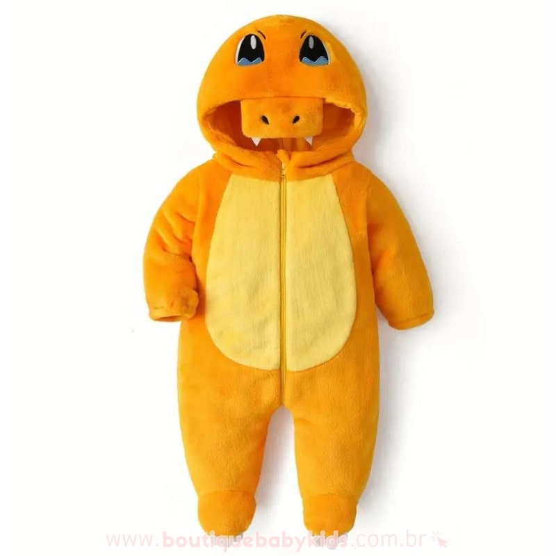 Macacão Bebê Fantasia Pokémon Charmander em exibição, mostrando o design completo com capuz bordado, cauda longa e fechamento em zíper.