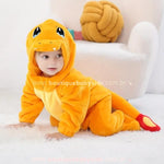 Bebê engatinhando com o Macacão Bebê Fantasia Pokémon Charmander, evidenciando o capuz com olhos bordados e os detalhes na ponta da cauda.