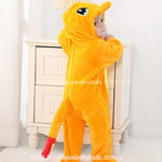 Bebê vestindo o Macacão Bebê Fantasia Pokémon Charmander, mostrando o detalhe da cauda e do capuz com rosto bordado.