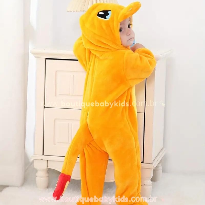 Bebê vestindo o Macacão Bebê Fantasia Pokémon Charmander, mostrando o detalhe da cauda e do capuz com rosto bordado.