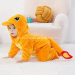 Bebê engatinhando com o Macacão Bebê Fantasia Pokémon Charmander, evidenciando o capuz com olhos bordados e os detalhes na ponta da cauda.