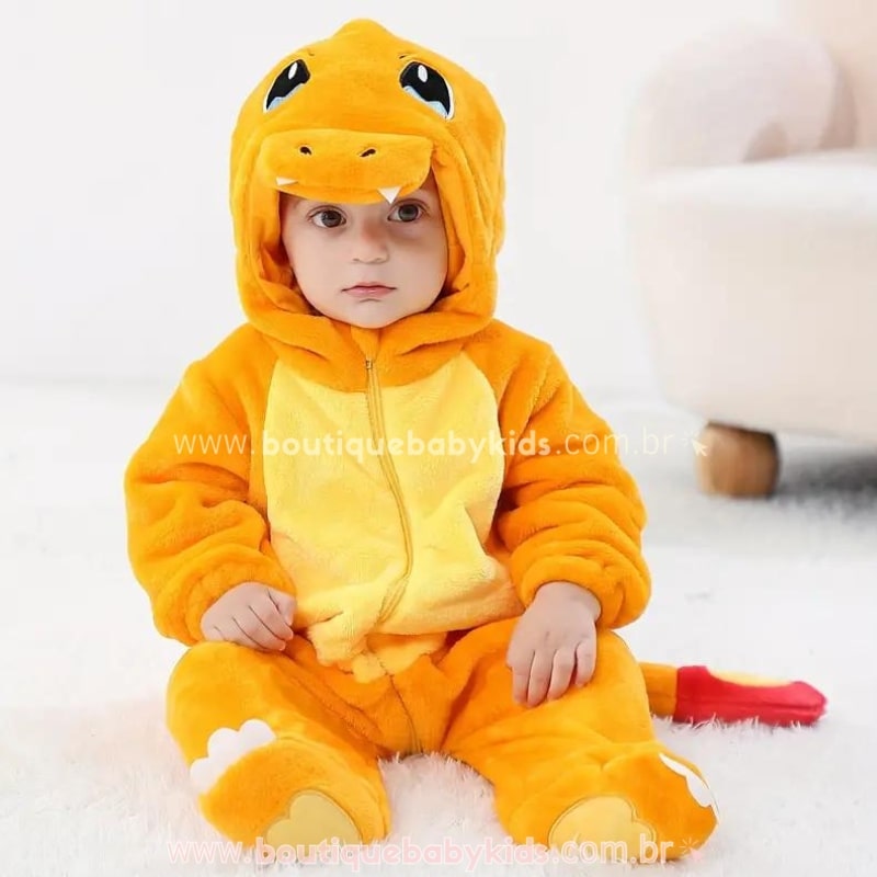 Bebê sentado no chão vestindo o Macacão Bebê Fantasia Pokémon Charmander, exibindo o fechamento em zíper frontal e a modelagem confortável.