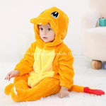 Bebê sentado no chão com capuz abaixado, vestindo o Macacão Bebê Fantasia Pokémon Charmander, destacando o design aconchegante e a cauda com chama estilizada.