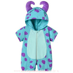 Macaquinho Bebê Fantasia Sulley Monstros S.A, peça única com capuz, chifrinhos acolchoados, cauda e zíper frontal para vestir com facilidade.
