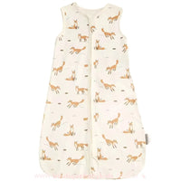 Saco de dormir infantil exposto em fundo branco, destacando sua modelagem ampla, fechamento em zíper frontal e estampa delicada de raposas em tons suaves.