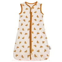 Saco de Dormir Bebê Folhas de Outono em exibição, mostrando seu design amplo e confortável, com acabamento em viés caramelo combinando com a estampa.