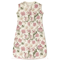Saco de Dormir Bebê Jardim de Sonhos – saco de dormir infantil sem mangas, com fundo bege e estampa floral delicada em tons de rosa e verde. Possui um zíper frontal com proteção no topo para evitar contato direto com a pele do bebê. O tecido é macio e confortável, ideal para proporcionar noites aconchegantes e seguras.