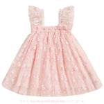 Vestido infantil rosa com tule estampado de coelhinhos brancos e pequenos detalhes florais, alças franzidas e caimento leve. 