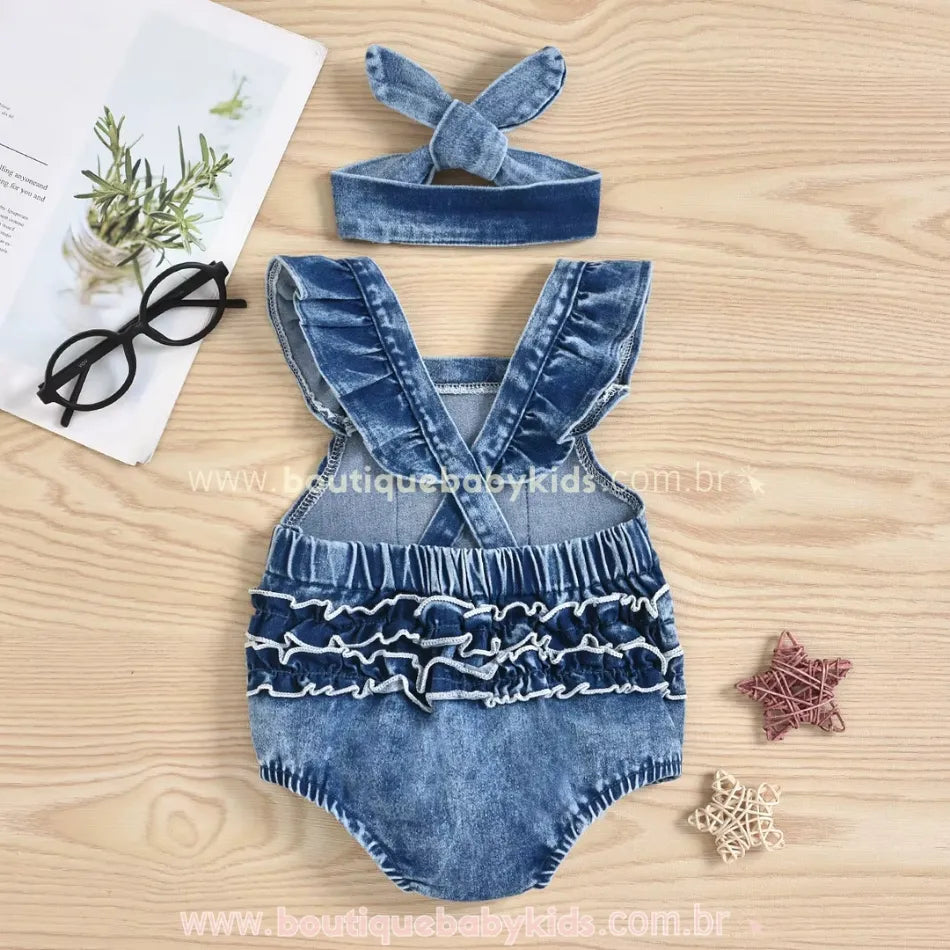 Parte traseira do body jardineira jeans, com babados delicados em camadas e alças cruzadas ajustáveis.