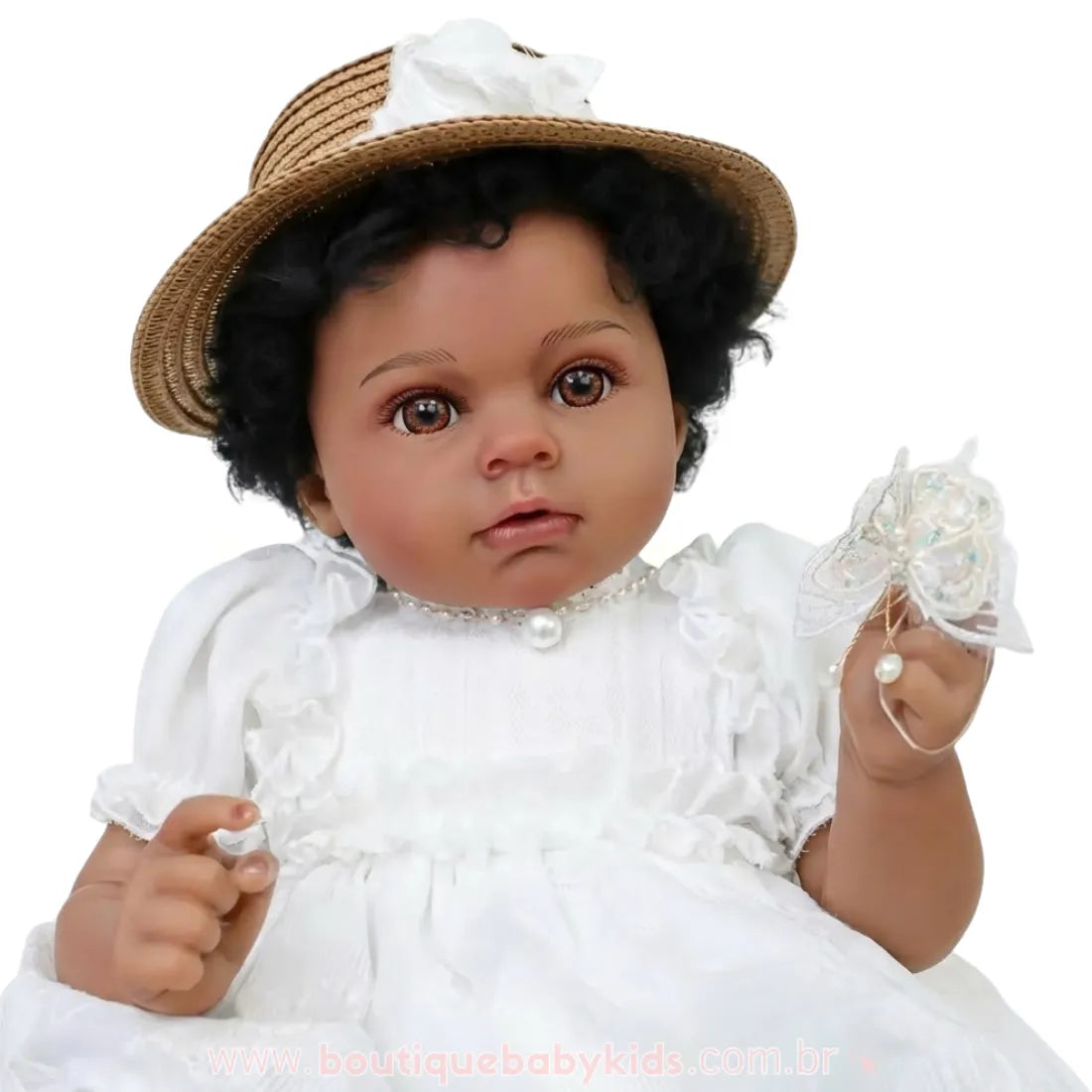 Boneca Reborn Cecília 50 cm de corpo inteiro, pele negra, usando conjunto branco clássico, meias de renda e sapatos brancos.
