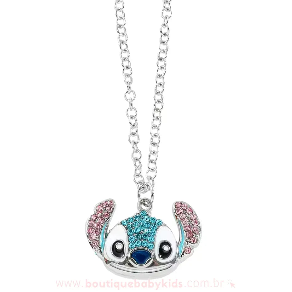 Colar infantil com pingente do personagem Stitch, decorado com strass azuis e rosas. A peça tem corrente prateada de elos médios e acabamento brilhante, ideal para crianças que gostam de acessórios temáticos e divertidos.