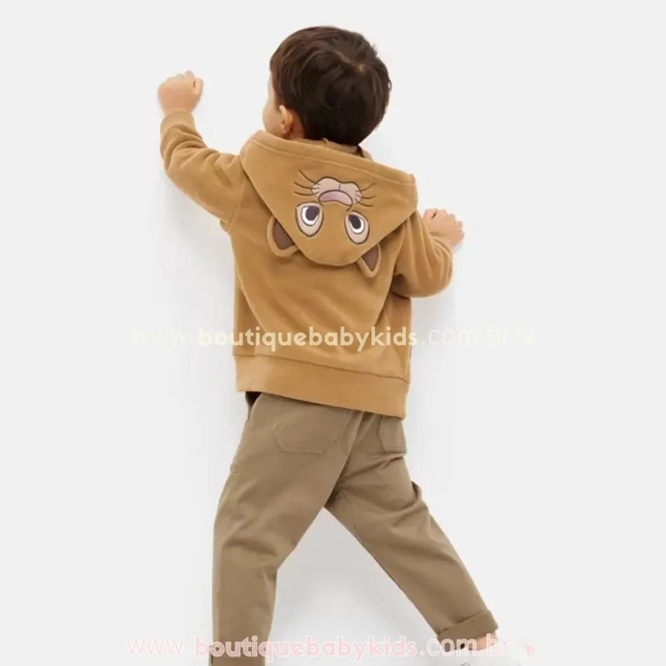 Visual traseiro da jaqueta infantil Simba com capuz abaixado exibindo o rostinho bordado - Boutique Baby Kids