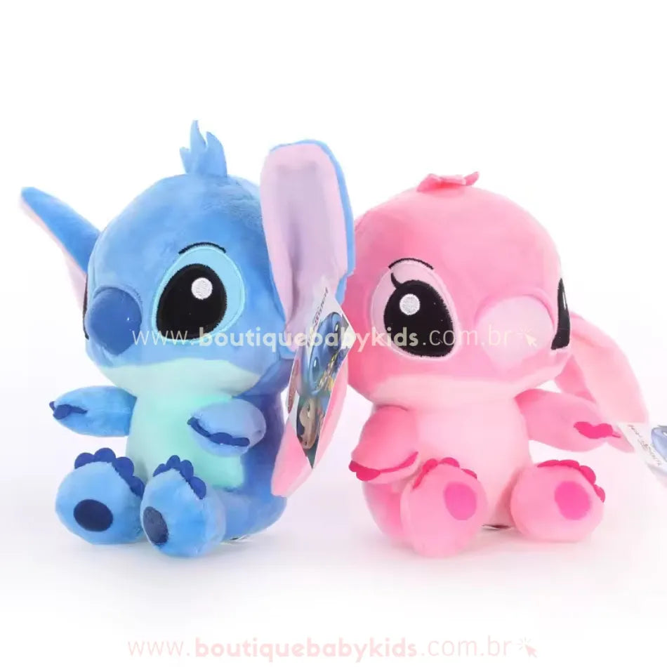 Kit com 2 pelúcias dos personagens Stitch e Angel com 20 cm cada, em plush macio. Stitch azul e Angel rosa sentados lado a lado em fundo branco, ideais para presentear ou decorar quarto infantil.