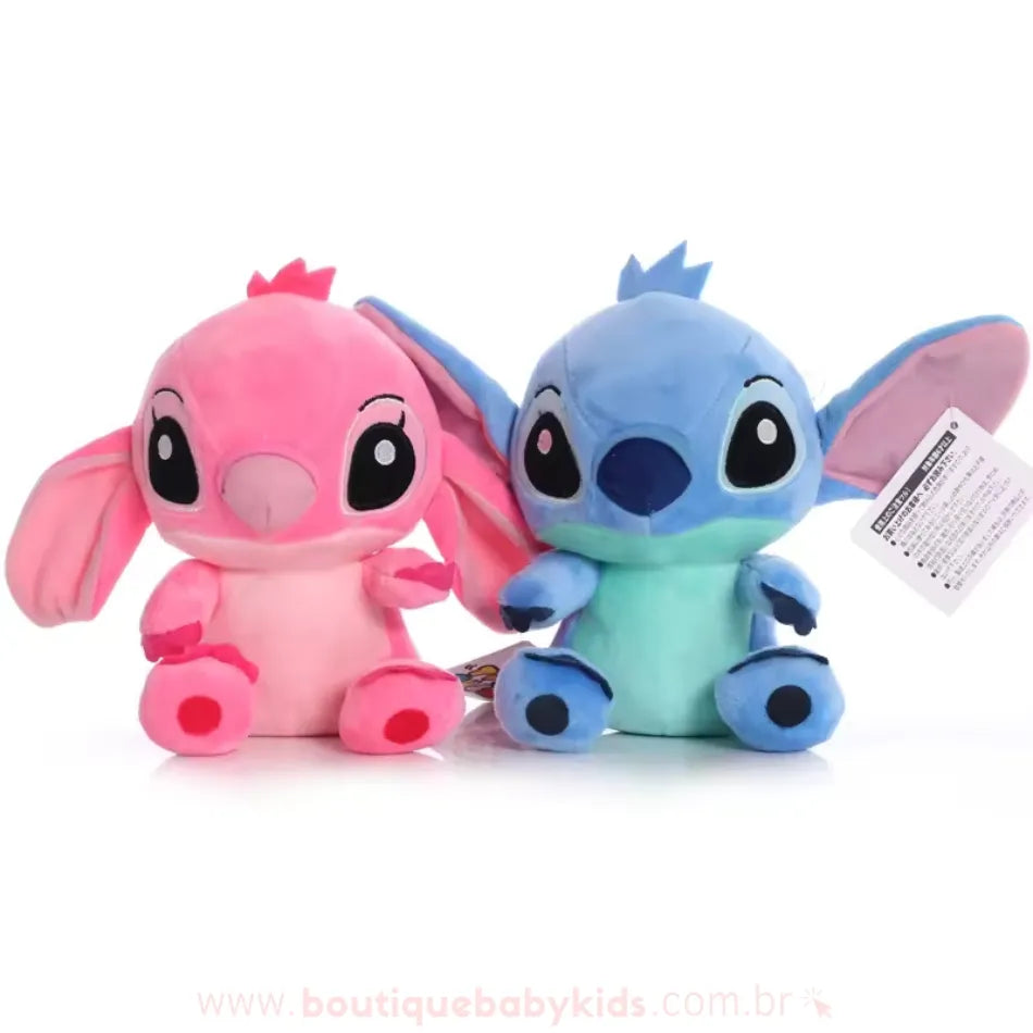 Kit com 2 pelúcias dos personagens Stitch e Angel com 20 cm cada, em plush macio. Stitch azul e Angel rosa sentados lado a lado em fundo branco, ideais para presentear ou decorar.