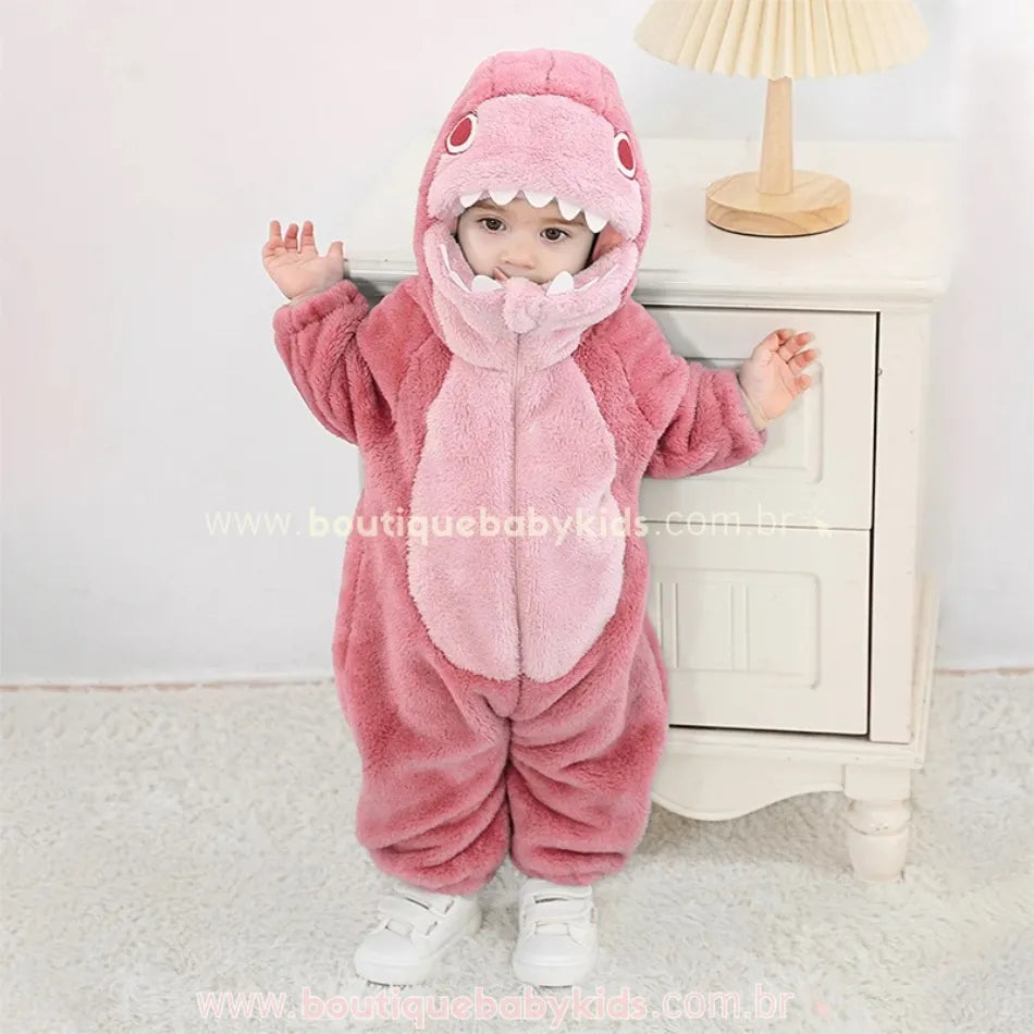 Bebê usando o Macacão Bebê Fantasia de Tubarão Rosa Peluciado e Quentinho 