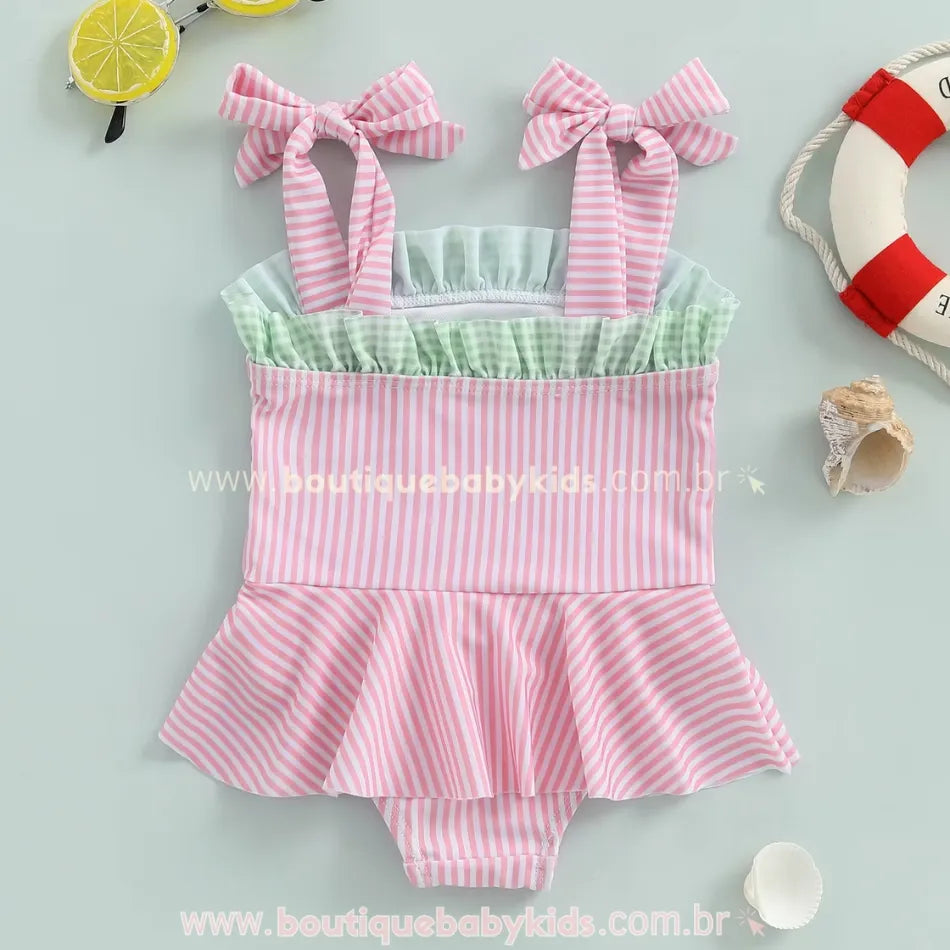 Maiô bebê com babado e alças de laço rosa, parte de trás do modelo