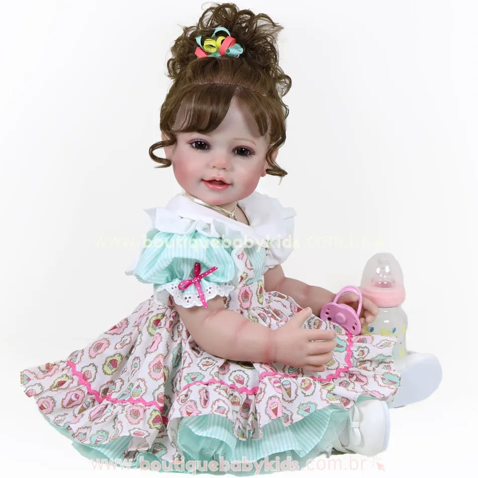 Vídeo da Boneca Bebê Reborn Maria 55 cm em diferentes ângulos, com cabelo cacheado que pode ser preso ou solto, vestida com roupa colorida e acessórios como chupeta, mamadeira e colar de coração.