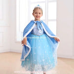 Vídeo mostrando a Capa Infantil Temática Magia das Princesas na cor azul, com detalhes em branco e acabamento peluciado, exibindo a peça em movimento e suas características encantadoras. 