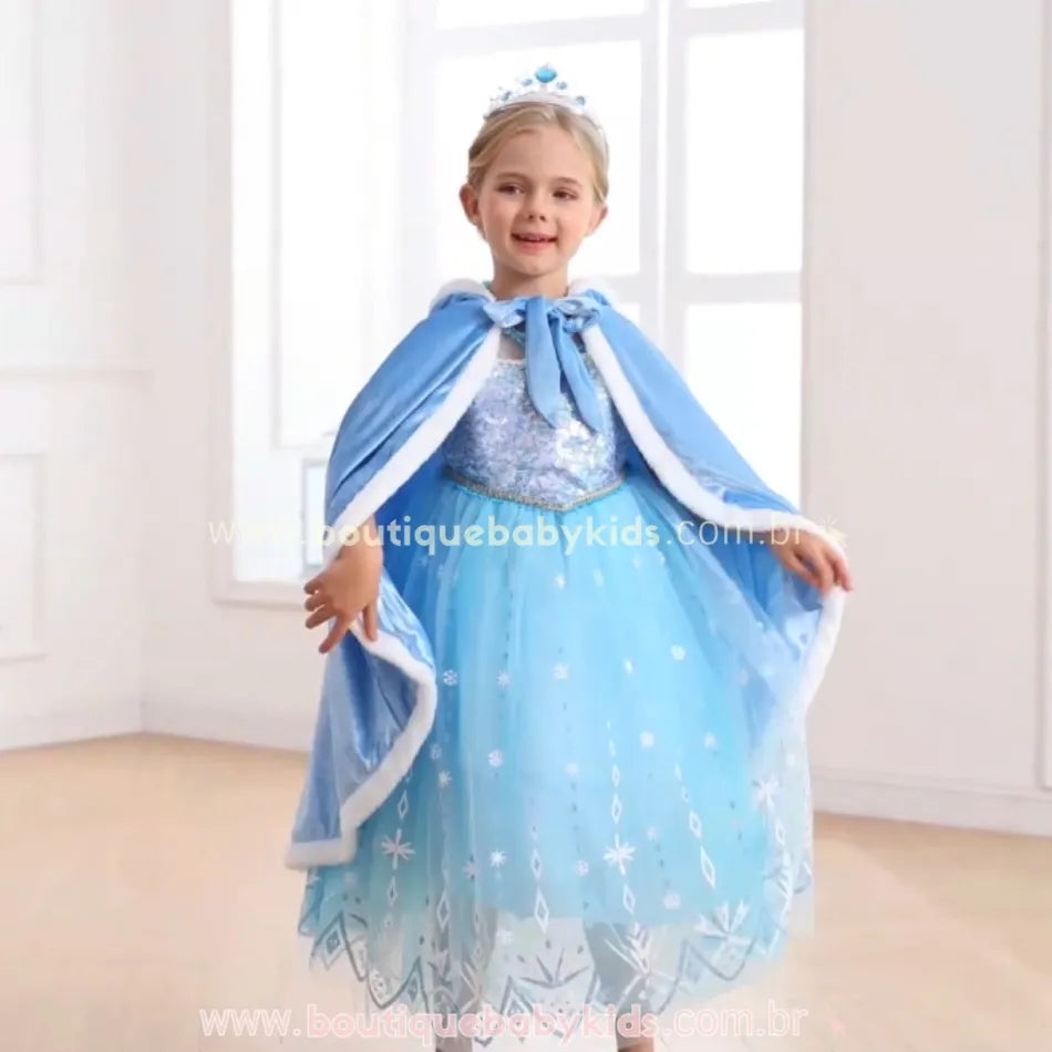 Vídeo mostrando a Capa Infantil Temática Magia das Princesas na cor azul, com detalhes em branco e acabamento peluciado, exibindo a peça em movimento e suas características encantadoras. 