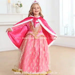 Vídeo apresentando a Capa Infantil Temática Magia das Princesas na cor rosa. A gravação mostra uma menina vestindo a capa sobre um vestido de princesa, destacando o brilho do tecido aveludado, o capuz com acabamento felpudo branco e a amarração com laço frontal. O vídeo captura o movimento fluido da capa enquanto a criança gira e brinca, evidenciando a leveza e a elegância do acessório. Ideal para complementar fantasias e deixar qualquer ocasião ainda mais mágica. 