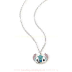 Vídeo demonstrando o Colar Infantil Stitch com Strass, com detalhes brilhantes em rosa e azul, pingente temático do personagem Stitch e corrente prateada. Ideal para crianças, combina com diferentes looks e momentos especiais.