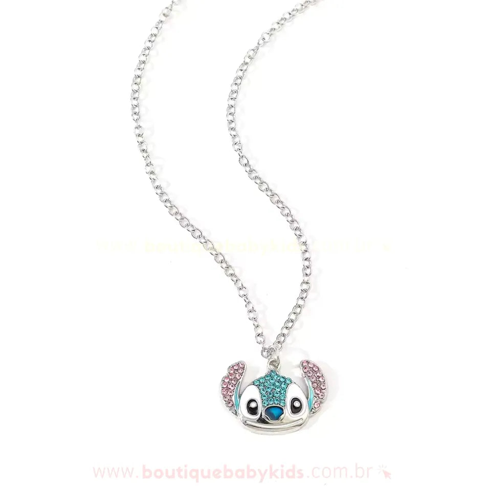 Vídeo demonstrando o Colar Infantil Stitch com Strass, com detalhes brilhantes em rosa e azul, pingente temático do personagem Stitch e corrente prateada. Ideal para crianças, combina com diferentes looks e momentos especiais.