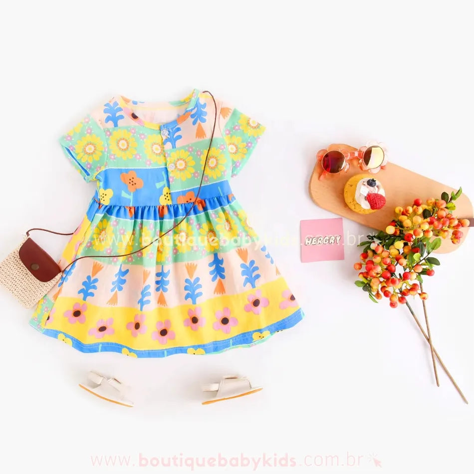 Vestido infantil completo com acessórios decorativos ao redor, ideal para compor look verão. - Boutique Baby Kids