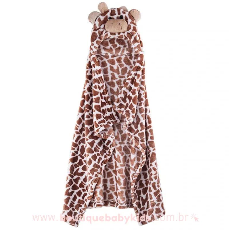 Toalha Bebê Divertida Girafinha pendurada, exibindo o design completo com a estampa de girafa, capuz temático e tecido felpudo.